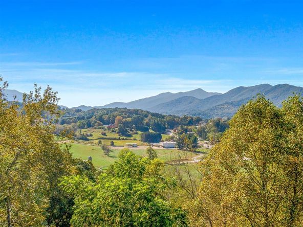 237 Ratcliff Cove Rd., Waynesville, NC 28786